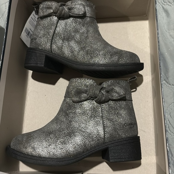 NEW OshKosh B'gosh Bay Booties size 6 TODDLER - Picture 2 of 3